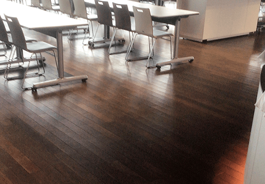 会社食堂でのフロアコーティング施工事例（ガラスコート）