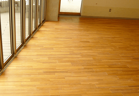 公共施設でのフロアコーティング施工事例（ガラスコート）