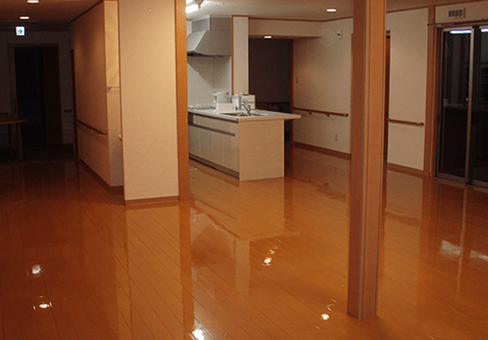 介護施設でのフロアコーティング施工事例（UVコート）