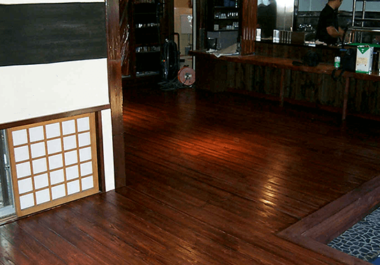 居酒屋店舗でのフロアコーティング施工事例（UVコート）